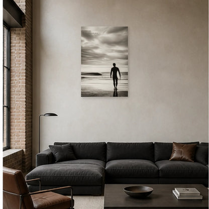 Affiche photo Surf en noir et blanc - Entre deux vagues dans un salon - Art Virtuoso