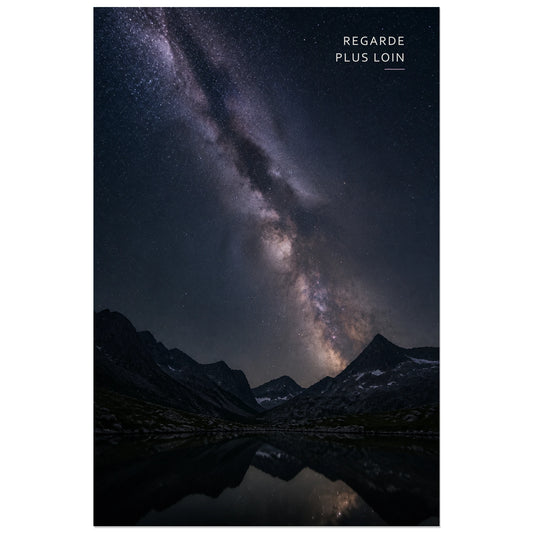 Affiche photo Voie lactée sur les sommets - Regarde plus loin, astrophotographie de paysage nocturne, profonde et contemplative verticale, format 30 × 45 cm