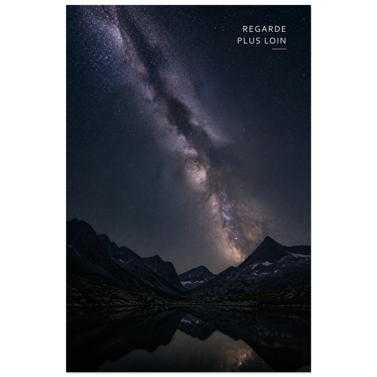 Affiche photo Voie lactée sur les sommets - Regarde plus loin, astrophotographie de paysage nocturne, profonde et contemplative verticale, format 40 × 60 cm