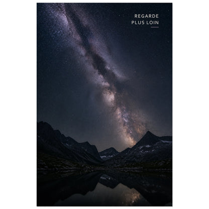 Affiche photo Voie lactée sur les sommets - Regarde plus loin, astrophotographie de paysage nocturne, profonde et contemplative verticale, format 40 × 60 cm