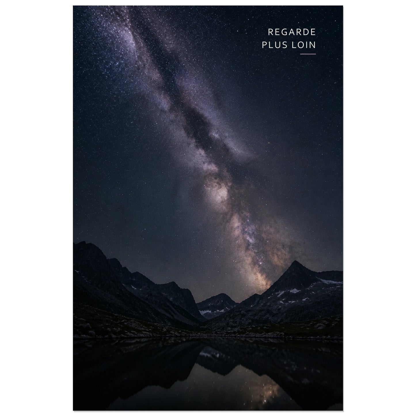 Affiche photo Voie lactée sur les sommets - Regarde plus loin, astrophotographie de paysage nocturne, profonde et contemplative verticale, format 60 × 90 cm