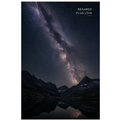 Affiche photo Voie lactée sur les sommets - Regarde plus loin, astrophotographie de paysage nocturne, profonde et contemplative verticale, format 60 × 90 cm