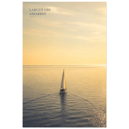 Affiche photo Voilier vers l’horizon - Largue les amarres, photographie maritime éditoriale, lumineuse et contemplative verticale, format 30 × 45 cm