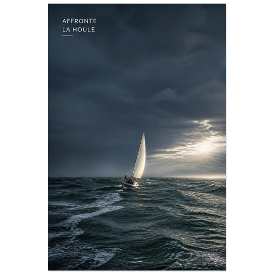 Affiche photo Voilier dans la tempête - Affronte la houle, photographie maritime cinématographique, réaliste et mouvementée verticale, format 30 × 45 cm
