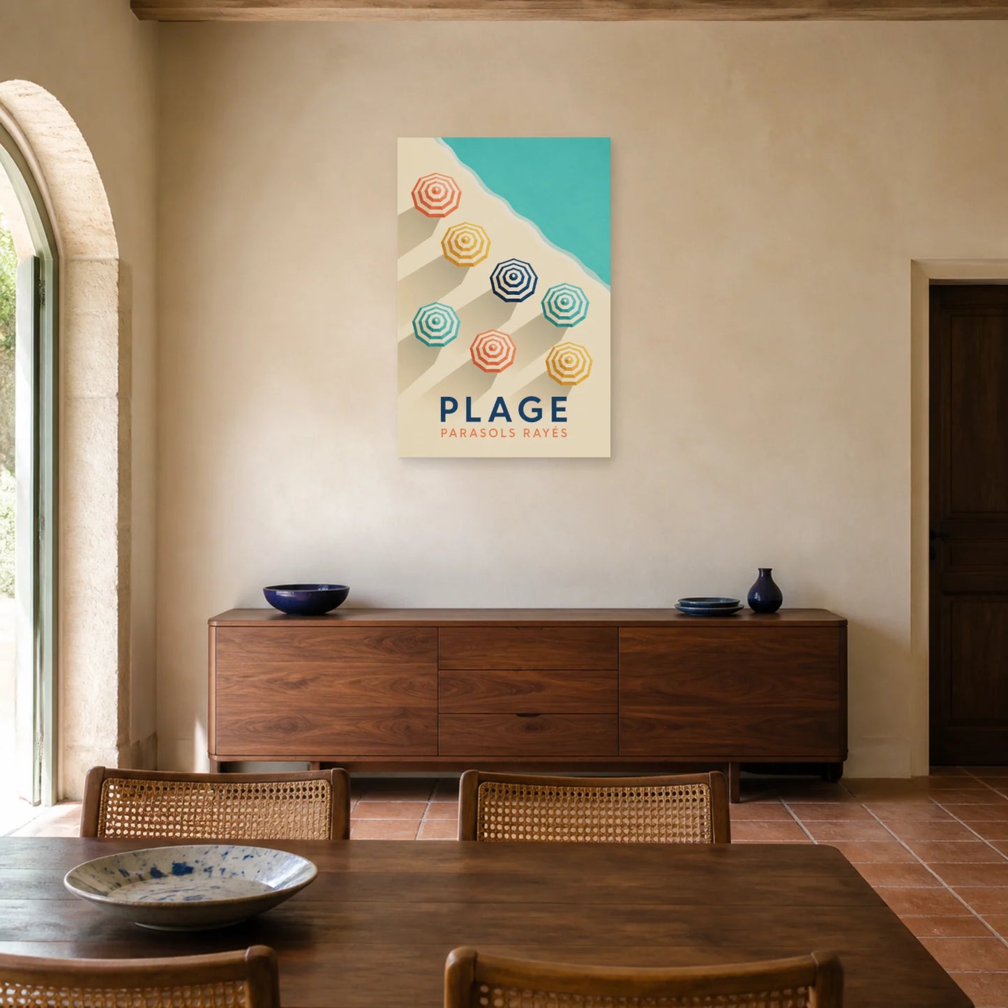 Affiche Plage – Parasols Rayés dans une salle à manger - Art Virtuoso
