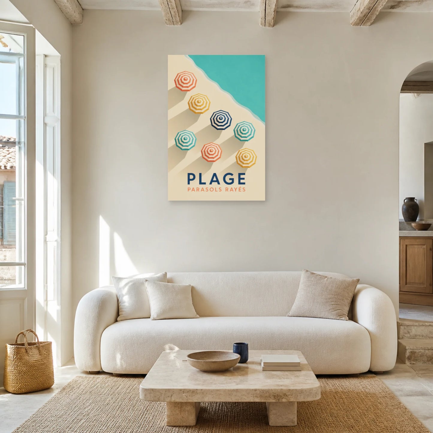 Affiche Plage – Parasols Rayés dans un salon - Art Virtuoso