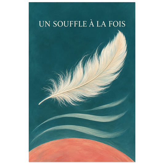 Grande plume ivoire inclinée sur fond bleu pétrole, affiche 30 × 45 cm