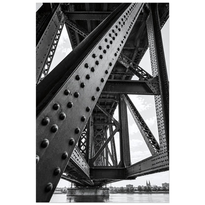 Pont d'acier vu depuis le dessous avec rivière lointaine, affiche 60 × 90 cm