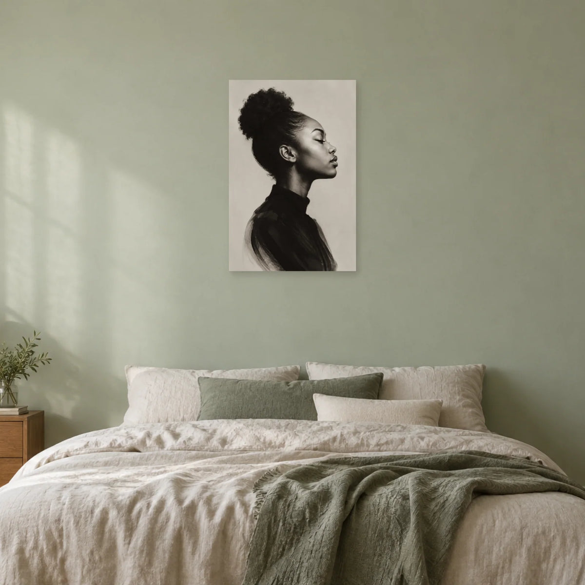 Schwarz-weißes Frauenprofil mit geschlossenen Augen, hohem Dutt und dunklem Kragen vor Perlgrau über einem creme- und salbeifarbenen Bett vor einer salbeigrünen Wand – Art Virtuoso