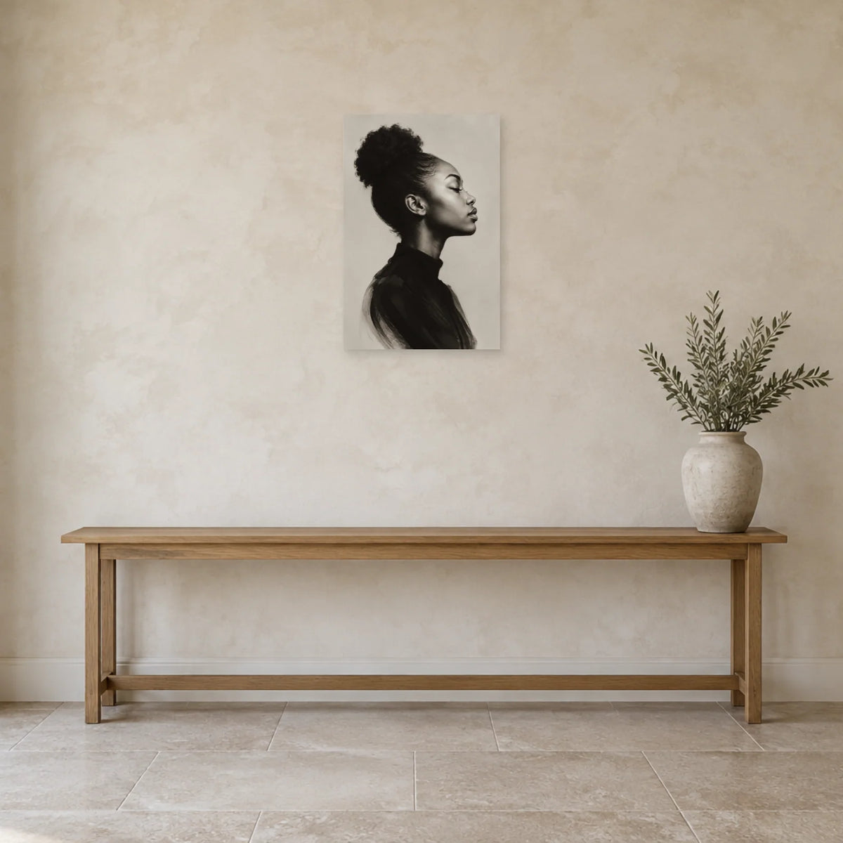 Schwarz-weißes Frauenprofil mit geschlossenen Augen, hohem Dutt und dunklem Kragen vor Perlgrau über einem schmalen Holztisch in einem neutral gestalteten Eingangsbereich – Art Virtuoso