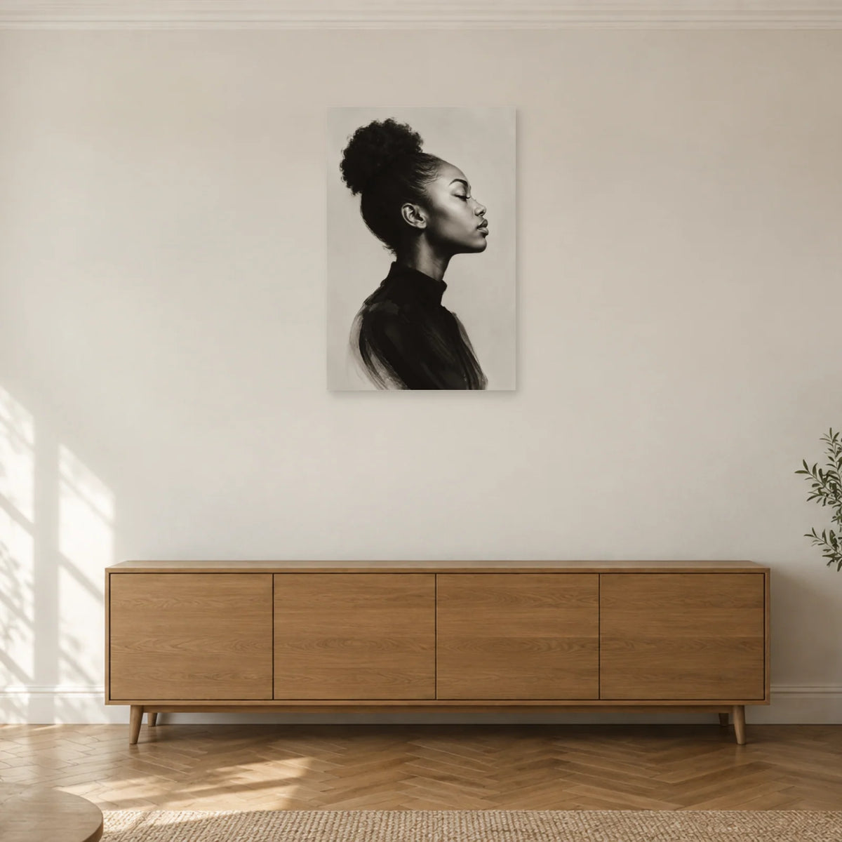 Schwarz-weißes Frauenprofil mit geschlossenen Augen, hohem Dutt und dunklem Kragen vor Perlgrau über einer Holzkommode in einem cremefarbenen Wohnzimmer – Art Virtuoso