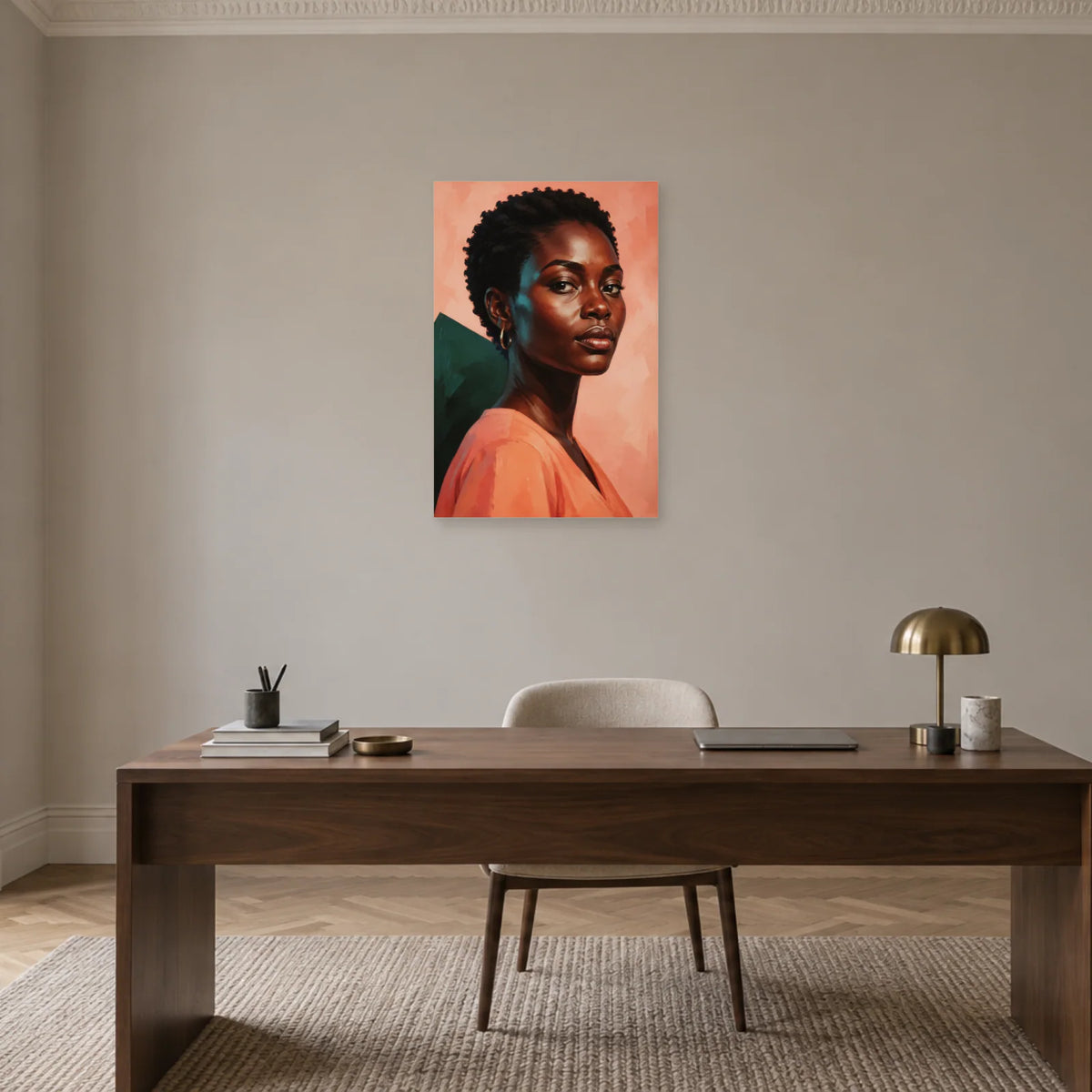 Frauenporträt mit kurzem natürlichem Haar, goldener Creole und korallfarbener Bluse vor Lachsrosa und Dunkelgrün über einem dunklen Holzschreibtisch mit cremefarbenem Polsterstuhl – Art Virtuoso