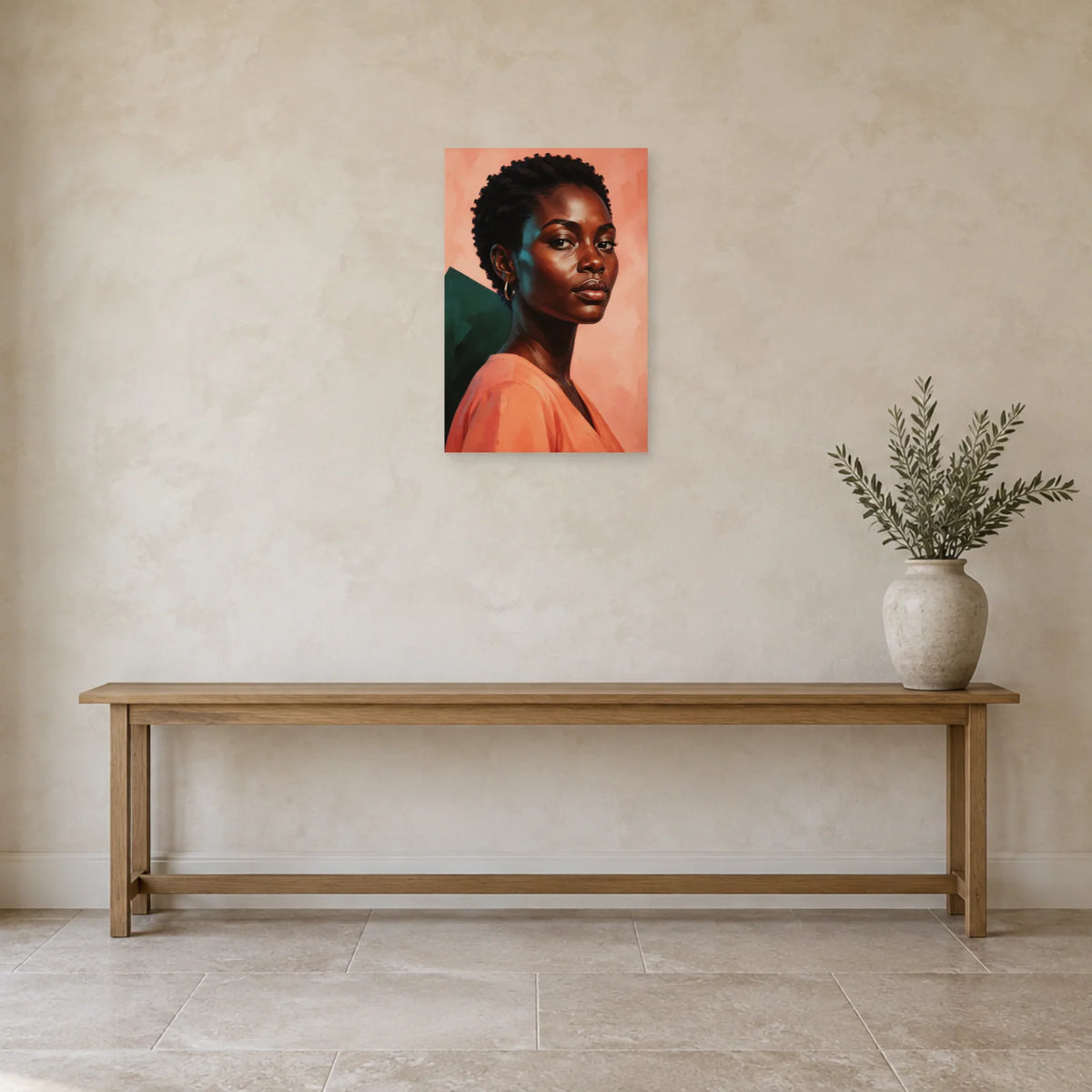 Frauenporträt mit kurzem natürlichem Haar, goldener Creole und korallfarbener Bluse vor Lachsrosa und Dunkelgrün über einem schmalen Holztisch in einem neutral gestalteten Eingangsbereich – Art Virtuoso