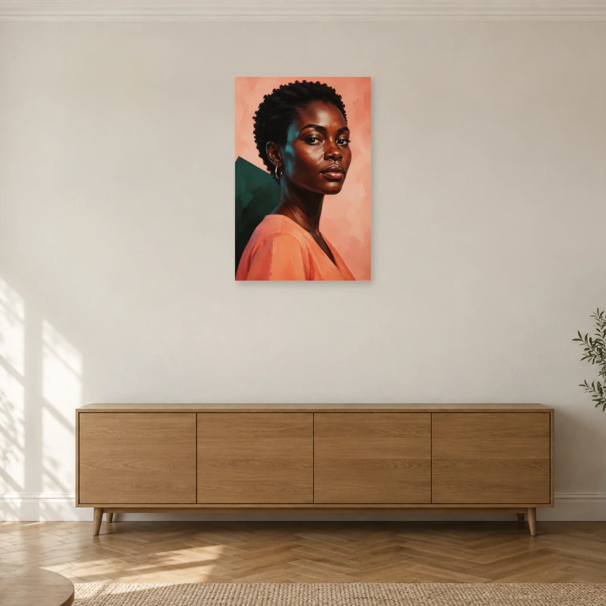 Frauenporträt mit kurzem natürlichem Haar, goldener Creole und korallfarbener Bluse vor Lachsrosa und Dunkelgrün über einer Holzkommode in einem cremefarbenen Wohnzimmer – Art Virtuoso