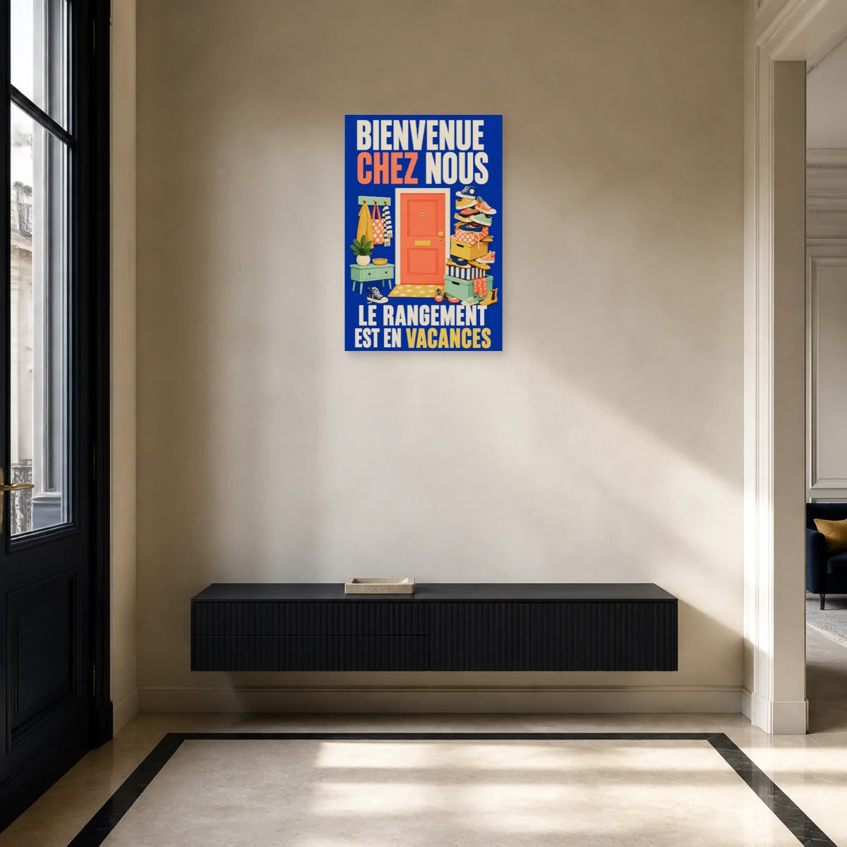 Affiche Bienvenue chez nous – Le rangement est en vacances dans une entrée ou un couloir - Art Virtuoso