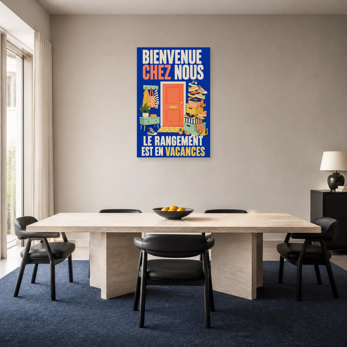 Affiche Bienvenue chez nous – Le rangement est en vacances dans une salle à manger - Art Virtuoso