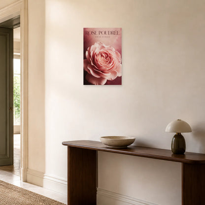 Affiche Rose Poudrée – Étude Florale dans une entrée ou un couloir - Art Virtuoso