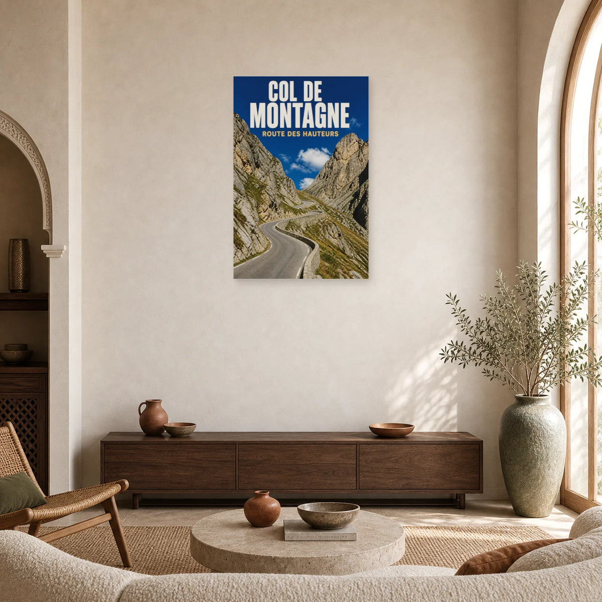 Affiche Col de Montagne – Route des Hauteurs dans un salon - Art Virtuoso