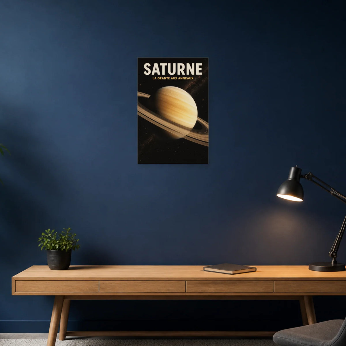 Affiche Saturne – La Géante aux Anneaux dans un bureau - Art Virtuoso