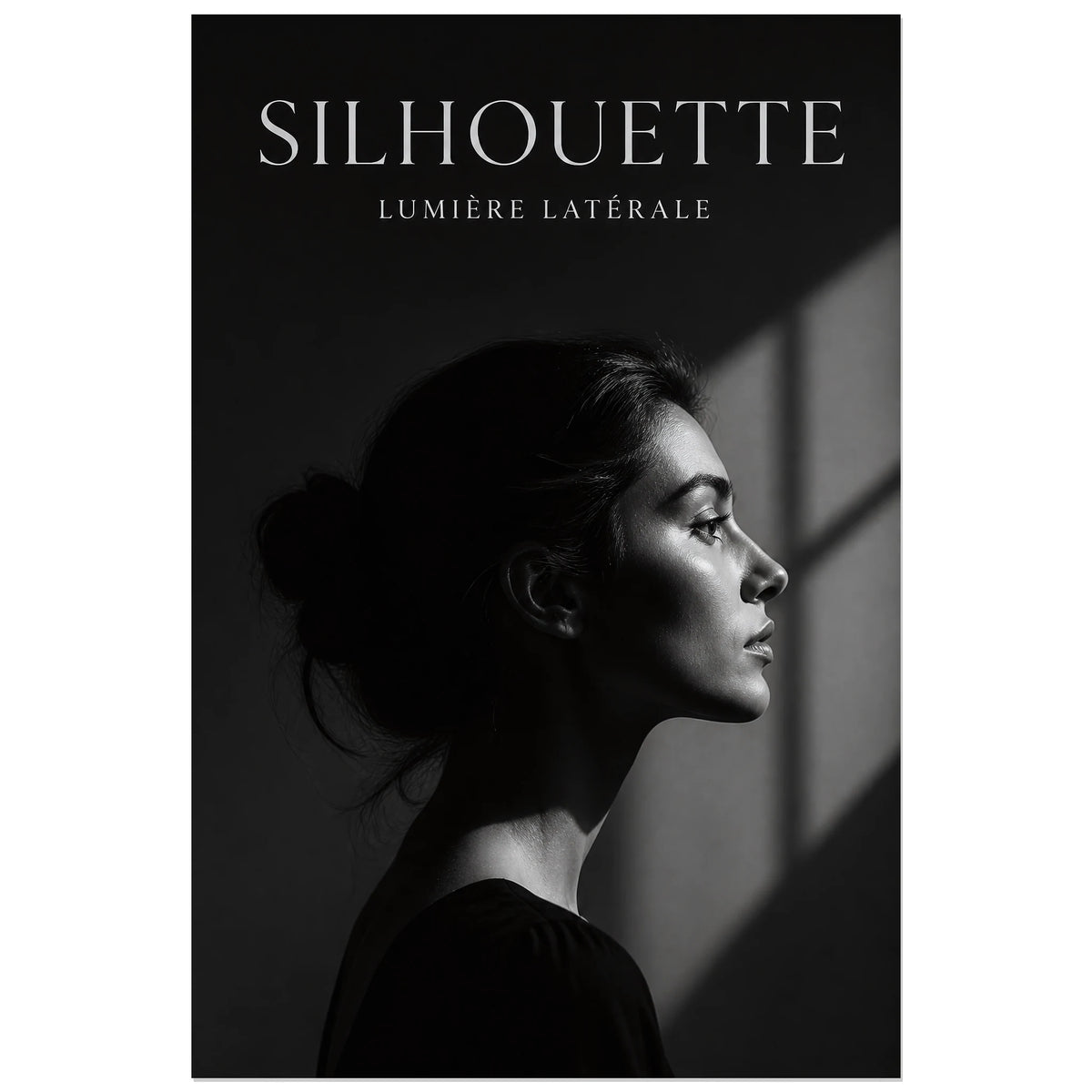 Affiche Silhouette – Lumière Latérale, photographie d’art en clair-obscur verticale, format 30 × 45 cm