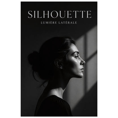 Affiche Silhouette – Lumière Latérale, photographie d’art en clair-obscur verticale, format 60 × 90 cm