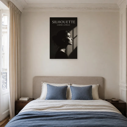 Affiche Silhouette – Lumière Latérale dans une chambre - Art Virtuoso