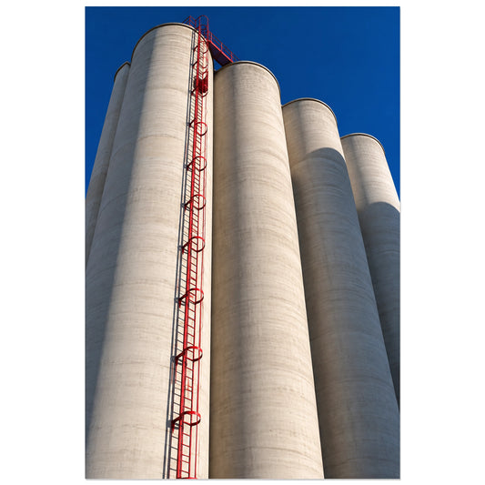 Silos cylindriques et échelle rouge sous ciel bleu, affiche 30 × 45 cm