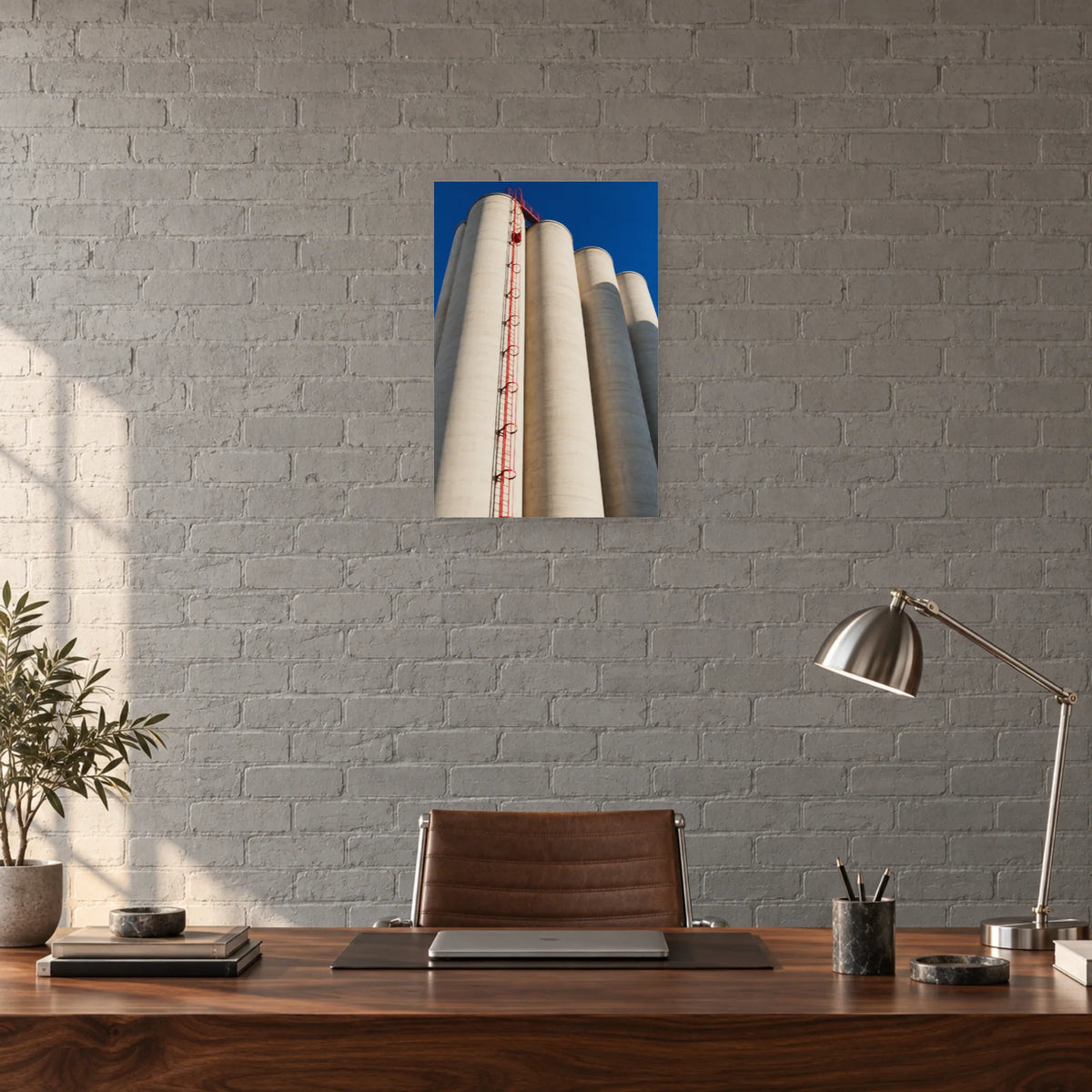 Affiche Silos de béton - Lumière oblique dans un bureau - Art Virtuoso