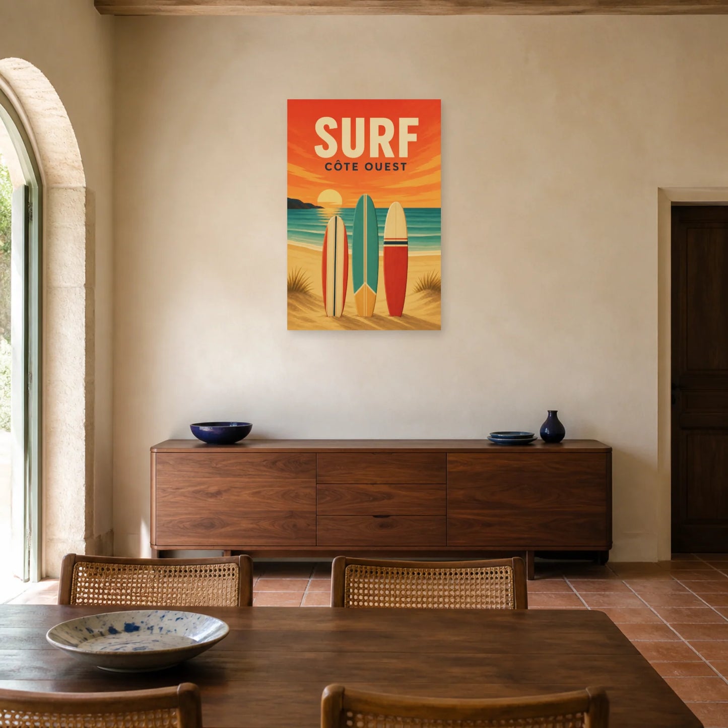 Affiche Surf – Côte Ouest dans une salle à manger - Art Virtuoso