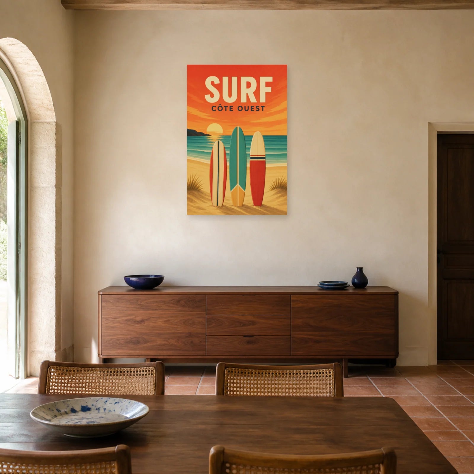 Affiche Surf – Côte Ouest dans une salle à manger - Art Virtuoso