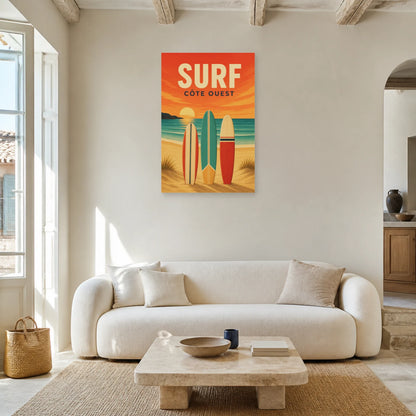 Affiche Surf – Côte Ouest dans un salon - Art Virtuoso