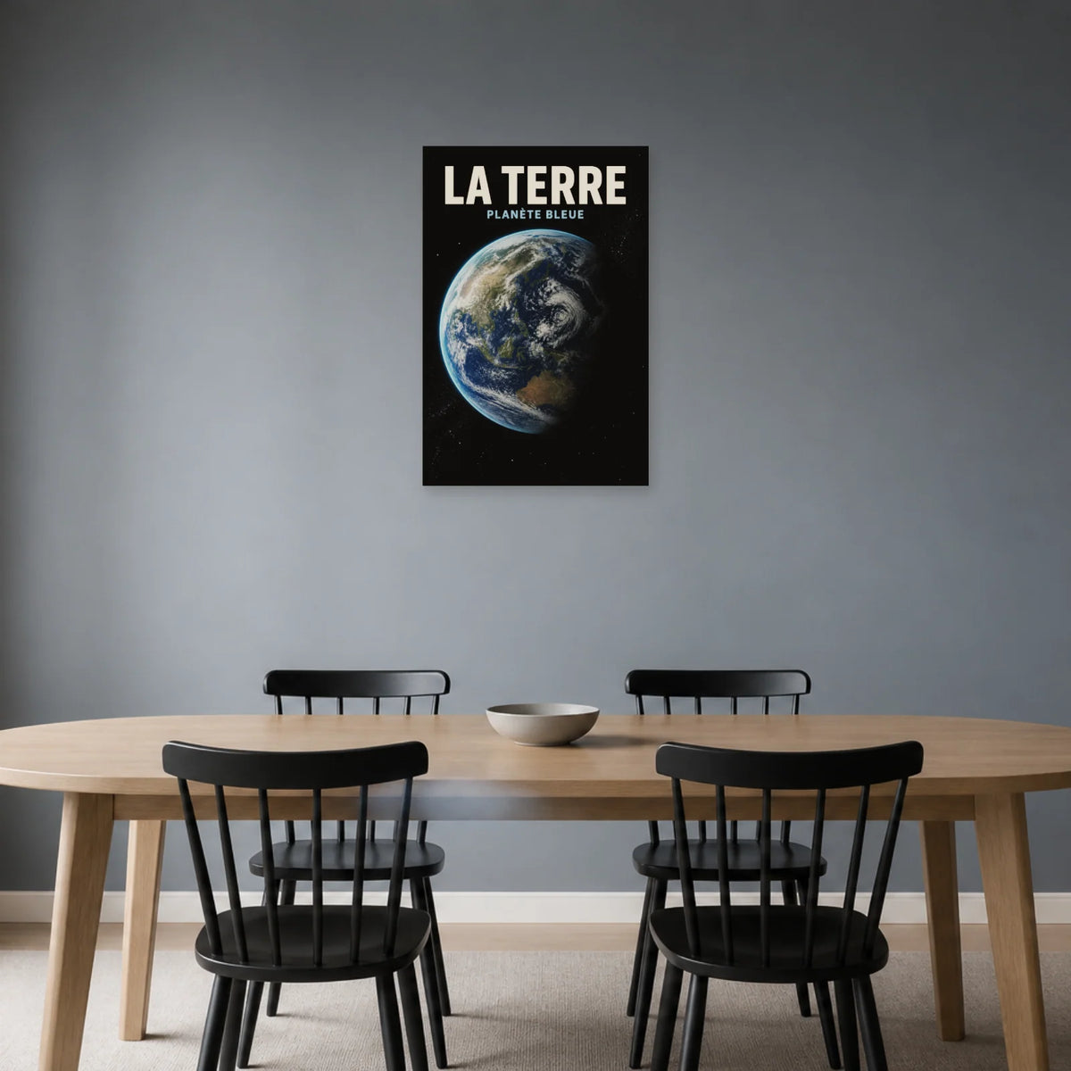 Affiche La Terre – Planète Bleue dans une salle à manger - Art Virtuoso