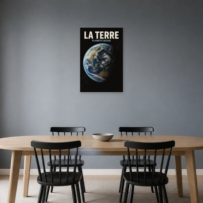 Affiche La Terre – Planète Bleue dans une salle à manger - Art Virtuoso