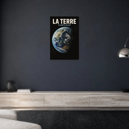 Affiche La Terre – Planète Bleue dans un salon - Art Virtuoso