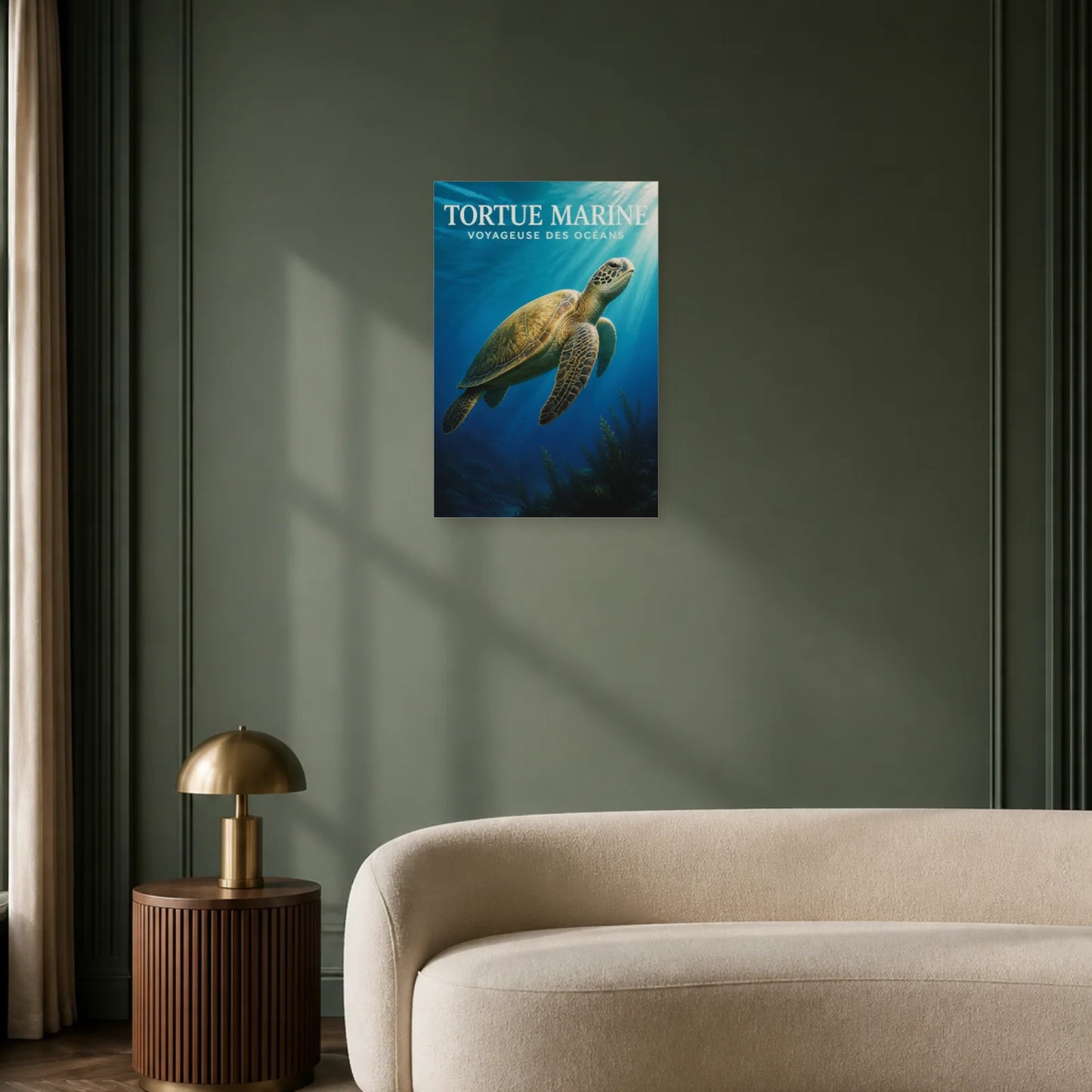 Affiche Tortue Marine – Voyageuse des Océans dans un bureau - Art Virtuoso