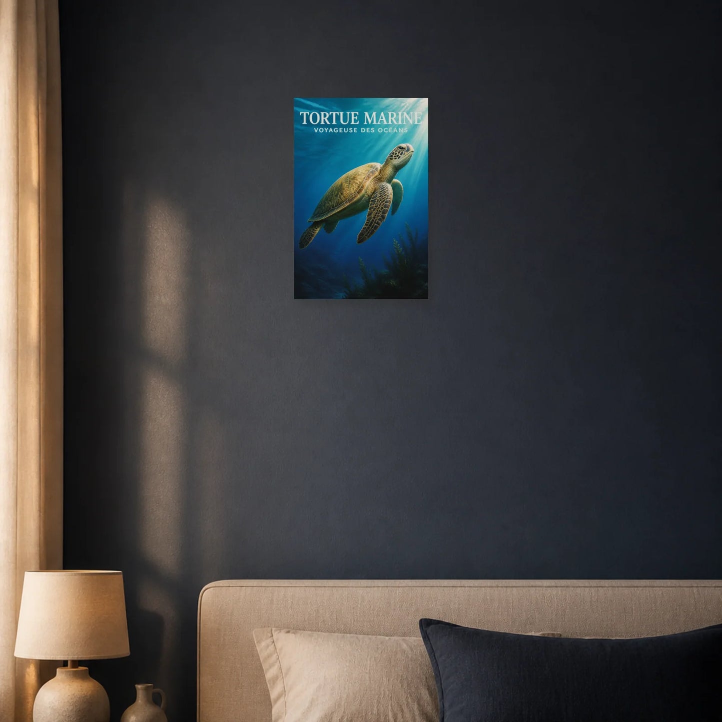 Affiche Tortue Marine – Voyageuse des Océans dans une entrée ou un couloir - Art Virtuoso