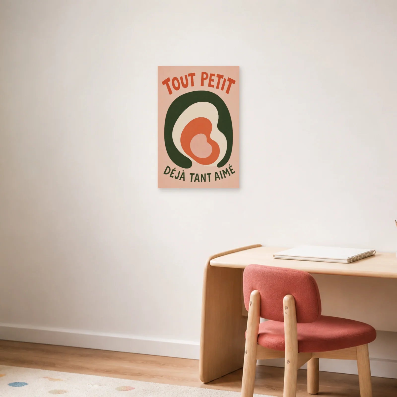 Affiche Tout Petit – Déjà Tant Aimé dans un bureau - Art Virtuoso