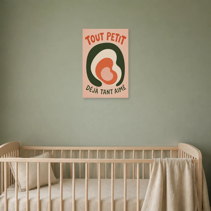 Affiche Tout Petit – Déjà Tant Aimé dans une chambre - Art Virtuoso