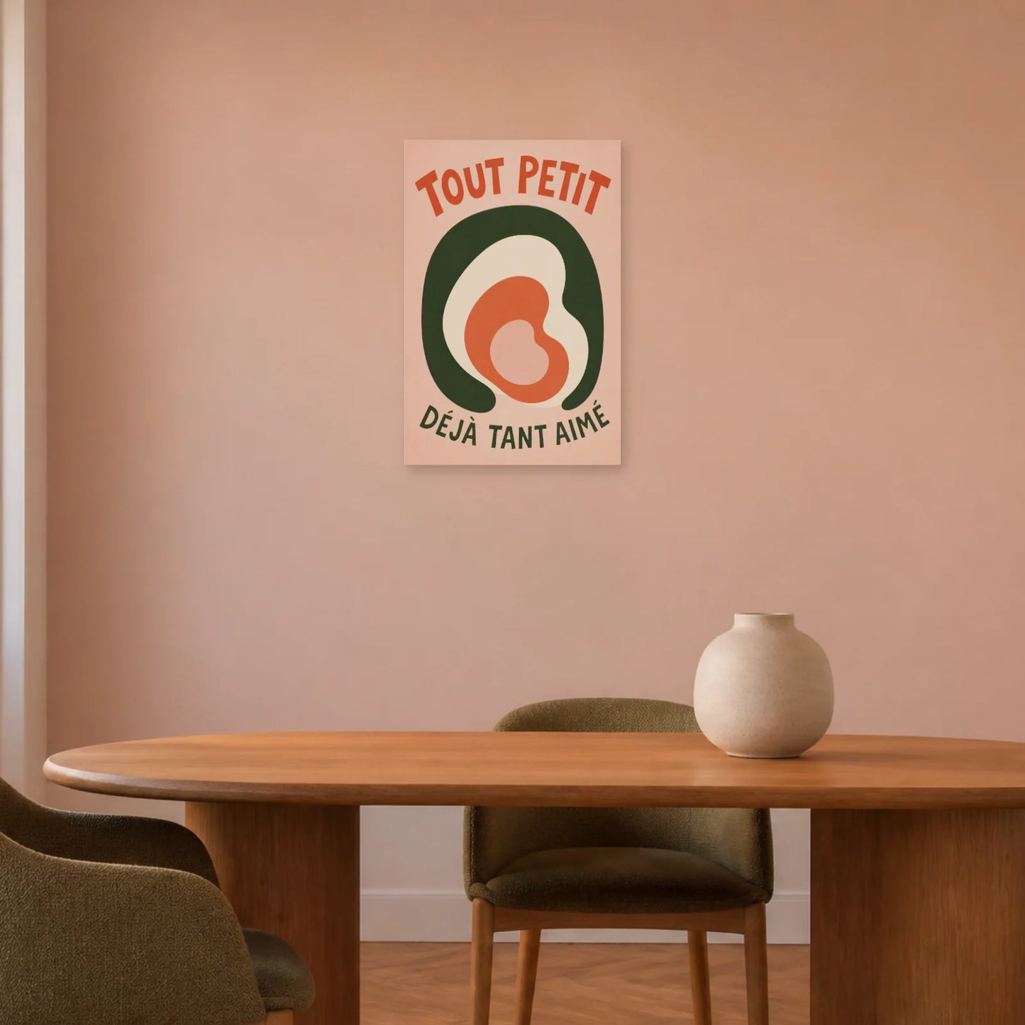 Affiche Tout Petit – Déjà Tant Aimé dans une salle à manger - Art Virtuoso
