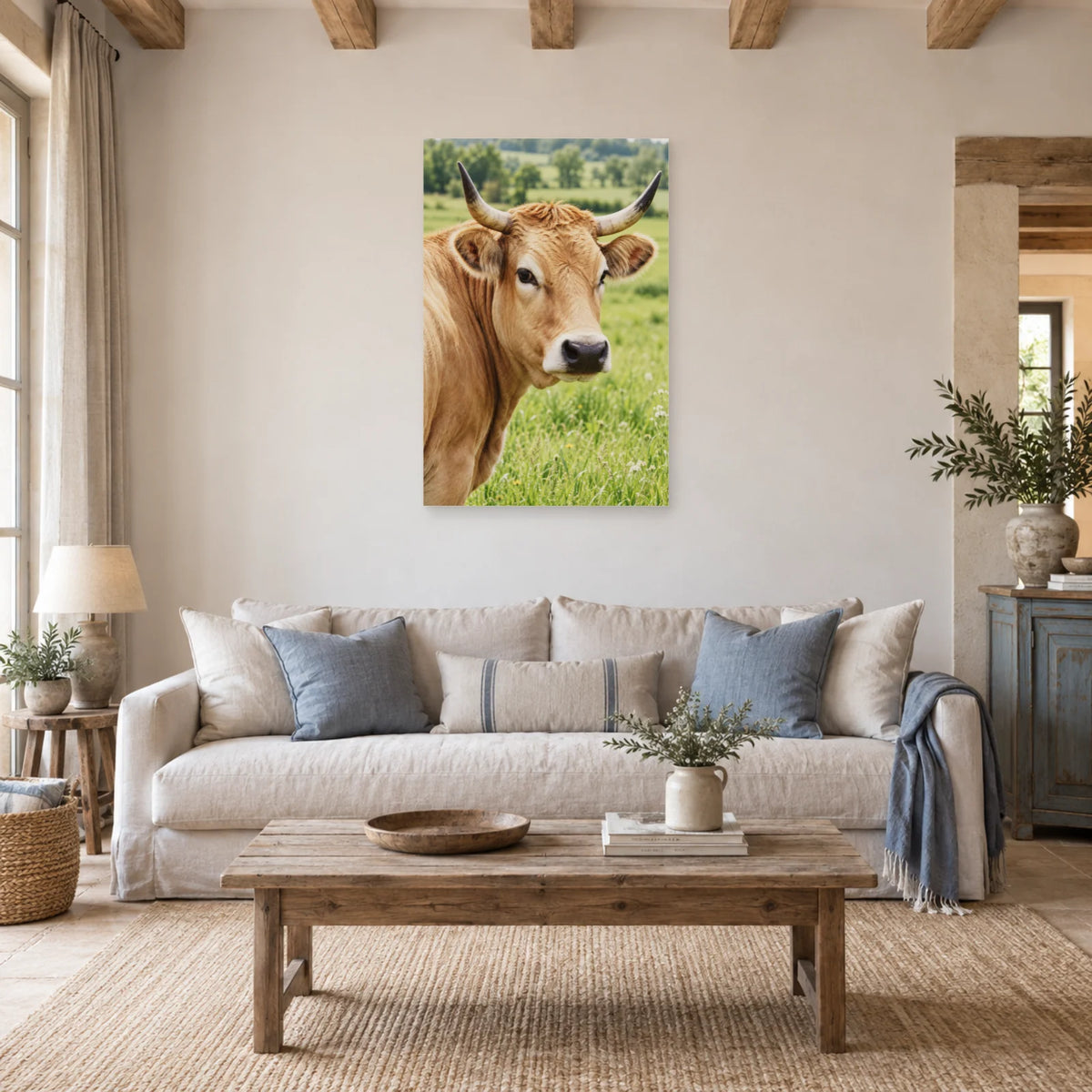 Affiche Vache Aubrac - Regard des prés dans un salon - Art Virtuoso