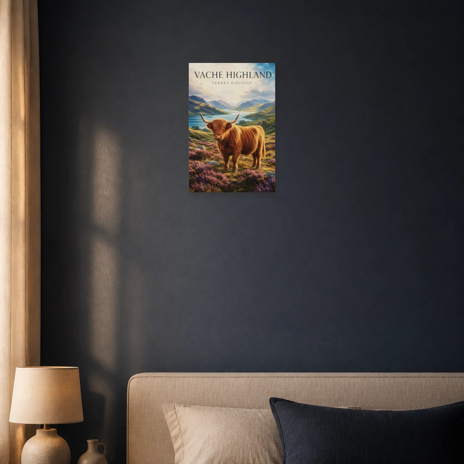 Affiche Vache Highland – Terres d’Écosse dans une entrée ou un couloir - Art Virtuoso