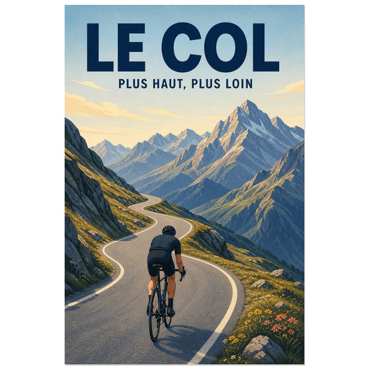 Affiche Le col – Plus haut, plus loin, illustration rétro de cyclisme alpin aux formes nettes et légèrement texturées verticale, format 30 × 45 cm