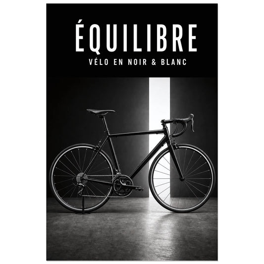 Affiche Équilibre – Vélo en noir et blanc, photographie de vélo noir et blanc minimaliste en studio verticale, format 30 × 45 cm