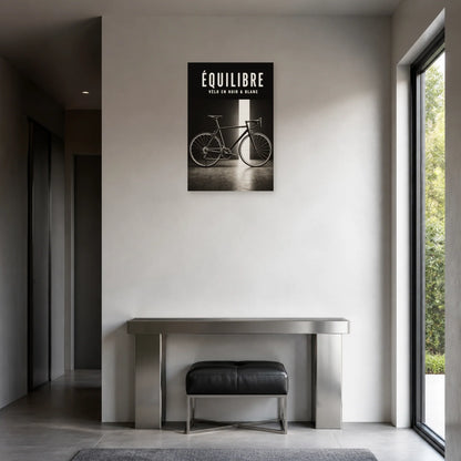 Affiche Vélo noir et blanc – Équilibre dans une entrée ou un couloir - Art Virtuoso