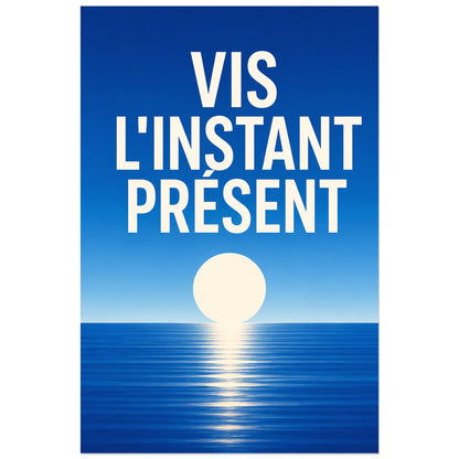 Affiche Vis l’instant présent – Horizon bleu, affiche typographique contemplative et épurée verticale, format 30 × 45 cm