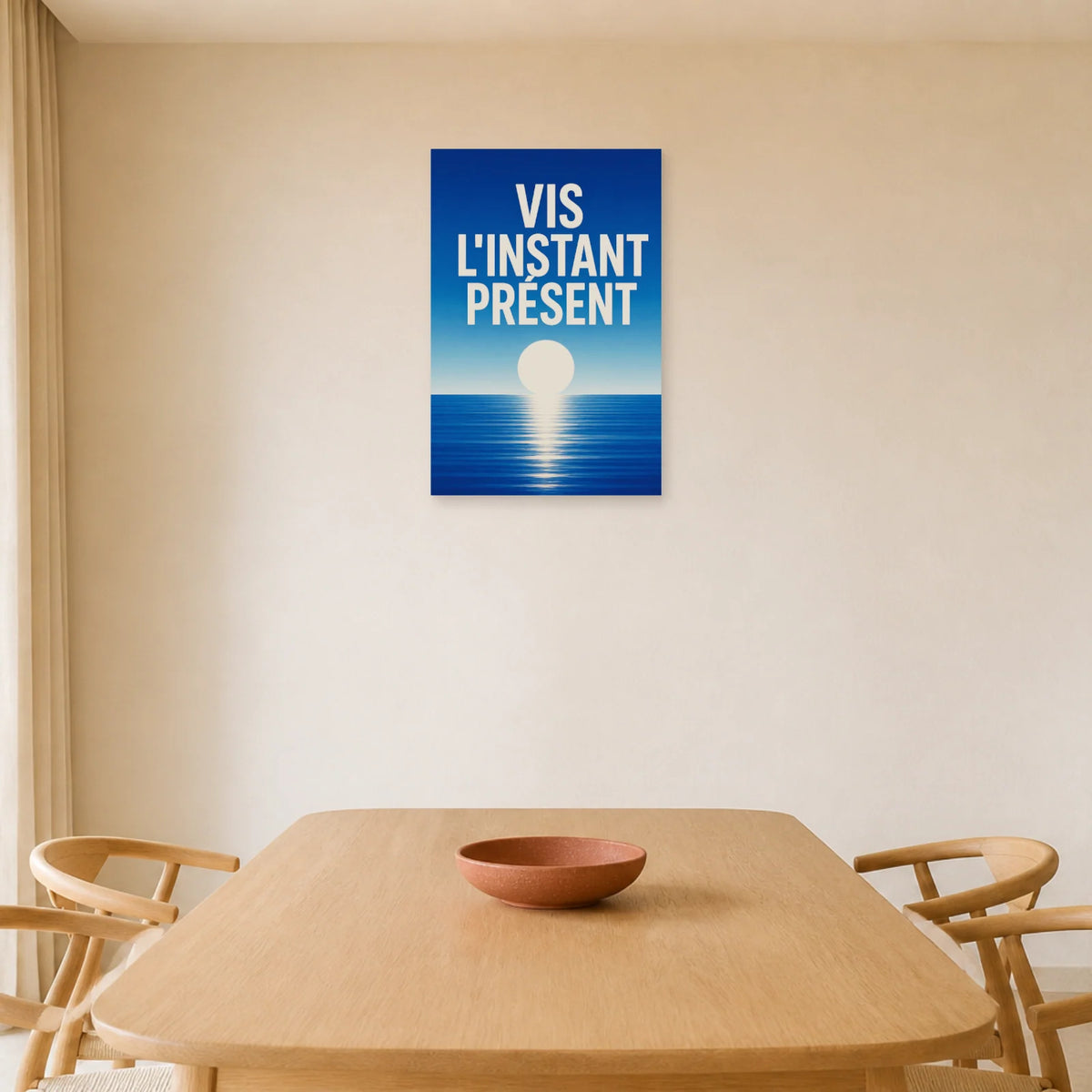 Affiche Vis l’instant présent – Horizon bleu dans une salle à manger - Art Virtuoso