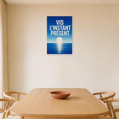 Affiche Vis l’instant présent – Horizon bleu dans une salle à manger - Art Virtuoso