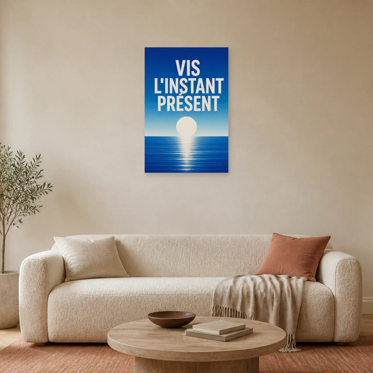 Affiche Vis l’instant présent – Horizon bleu dans un salon - Art Virtuoso