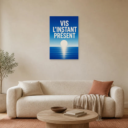 Affiche Vis l’instant présent – Horizon bleu dans un salon - Art Virtuoso