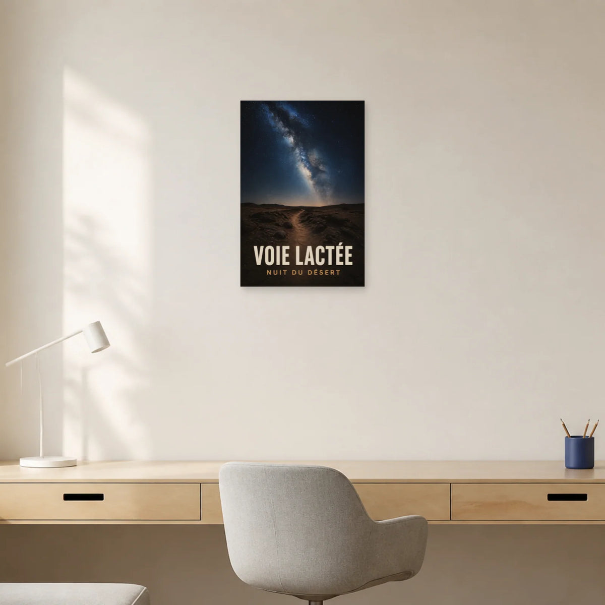 Affiche Voie Lactée – Nuit du Désert dans un bureau - Art Virtuoso